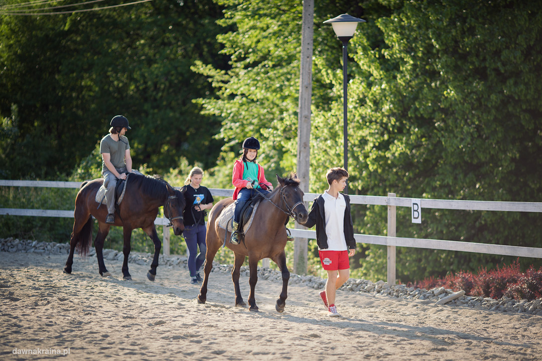 Jazda na koniach podczas pleneru fotograficznego i kursu fotografii dla dzieci.
