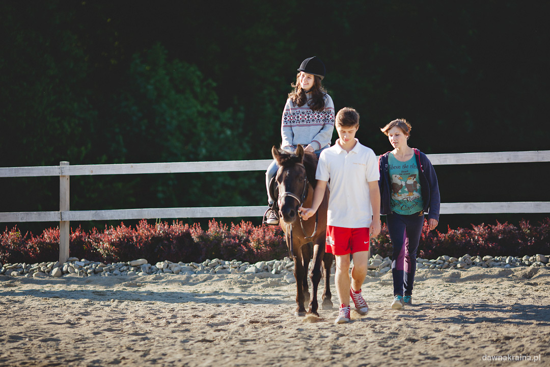 Jazda na koniach podczas pleneru fotograficznego i kursu fotografii dla dzieci.