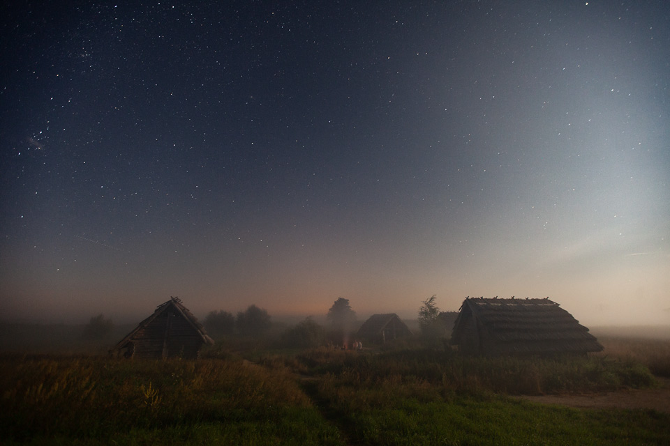 Grodzisko Żmijowiska nocą podczas zaćmienia księżyca.