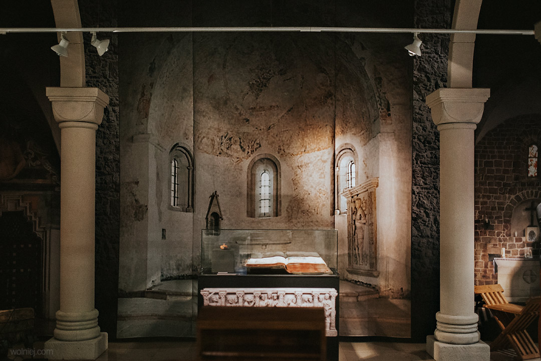 Zdjęcie wnętrza kościoła w Muzeum Archeologicznym w Krakowie