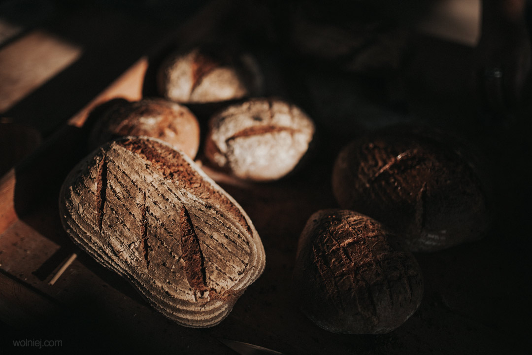 Bochenki chleba upieczone podczas Słowiańskiego Babiego Lata w Grodzisku Żmijowiska