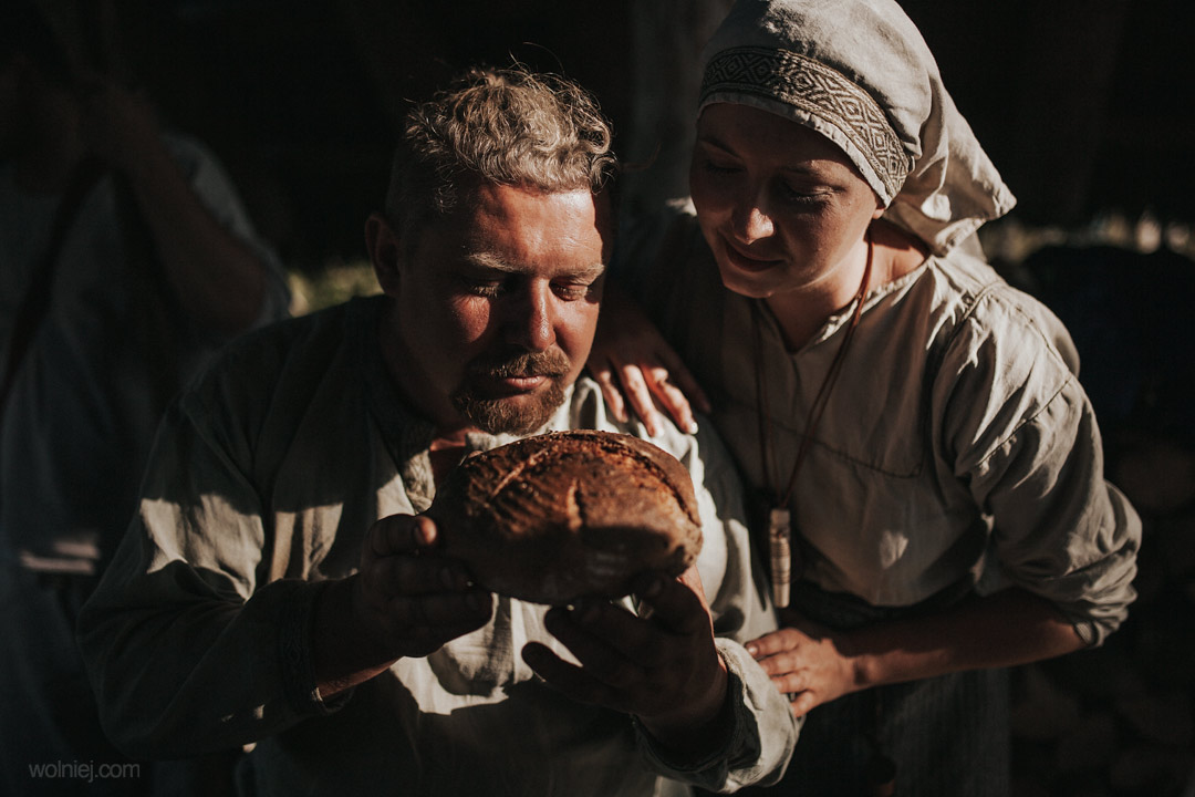 Jedzenie chleba podczas Słowiańskiego Babiego Lata w Grodzisku Żmijowiska