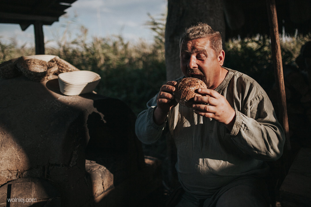 Wypiek chleba podczas Słowiańskiego Babiego Lata w Grodzisku Żmijowiska