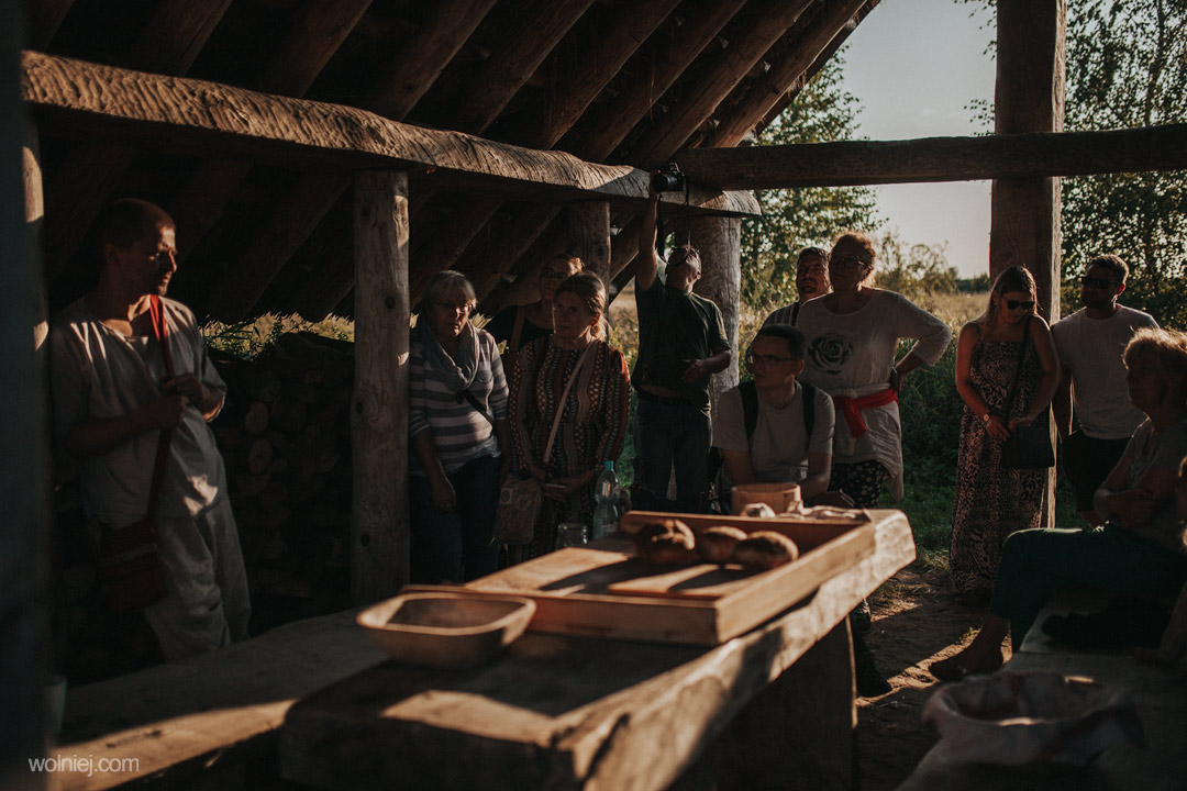 Warszstaty wypieku chleba podczas Słowiańskiego Babiego Lata w Grodzisku Żmijowiska