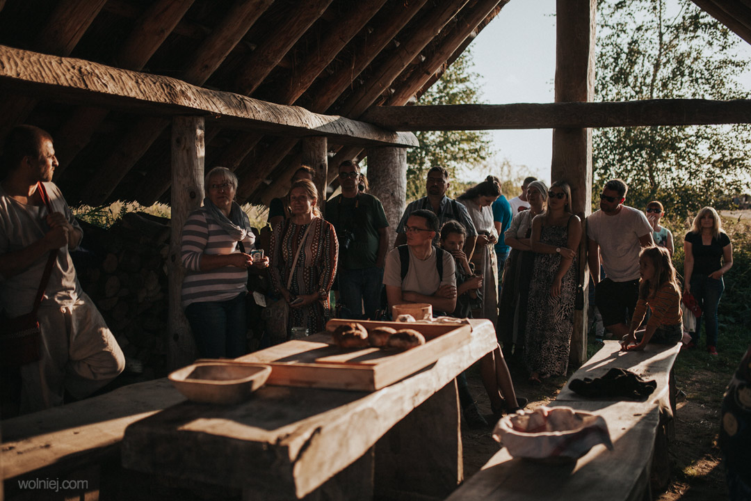 Warsztaty wypieku chleba podczas Słowiańskiego Babiego Lata w Grodzisku Żmijowiska