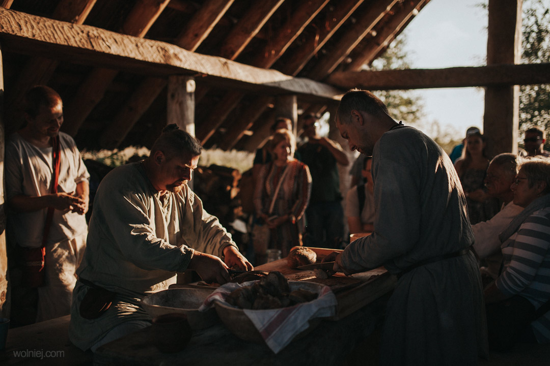Degustacja chleba podczas Słowiańskiego Babiego Lata w Grodzisku Żmijowiska