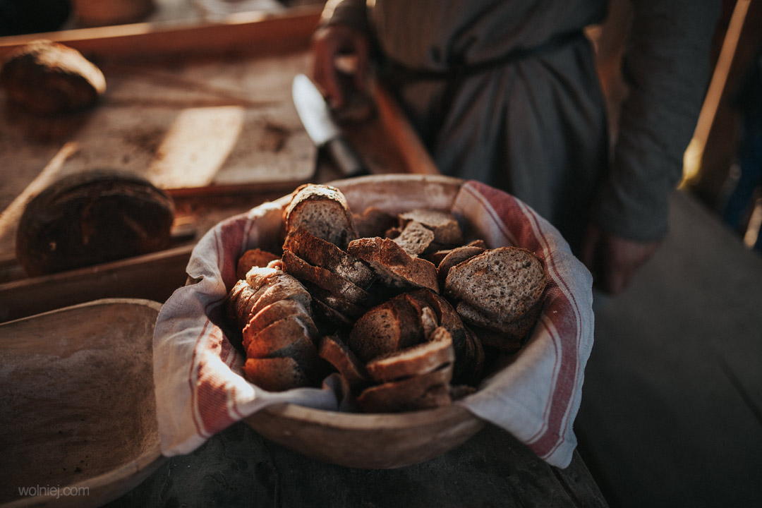 Degustacja chleba podczas Słowiańskiego Babiego Lata w Grodzisku Żmijowiska