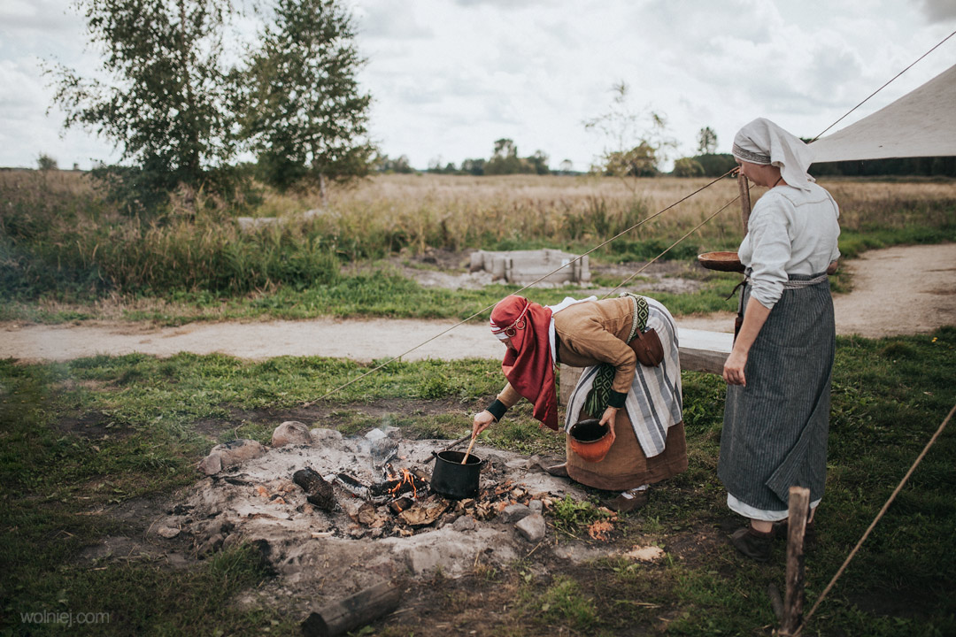 Ognisko i przygotowywanie potraw podczas Słowiańskiego Babiego Lata w Grodzisku Żmijowiska